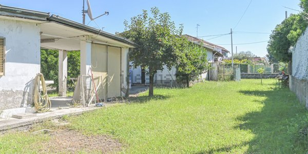 casa indipendente in vendita a Massa in zona Marina di Massa