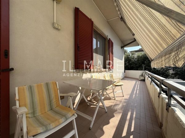 appartamento in vendita a Massa in zona Marina dei Ronchi