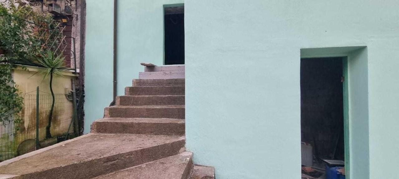 casa indipendente in vendita a Massa in zona Pariana
