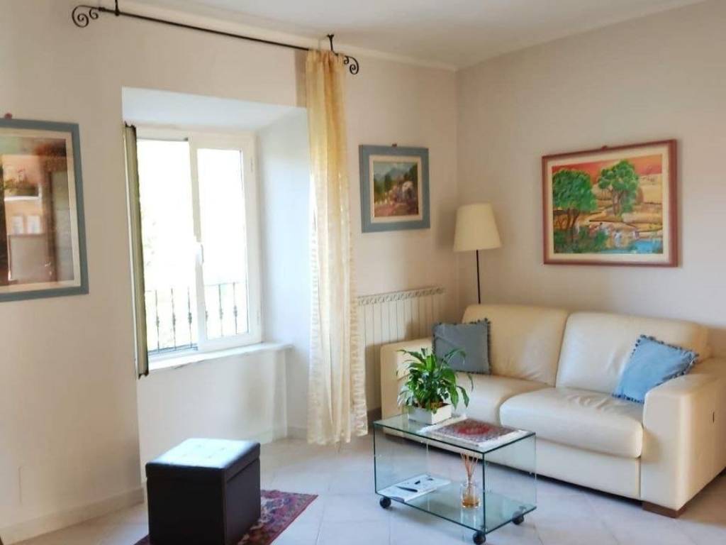 appartamento in vendita a Massa in zona Castagnola