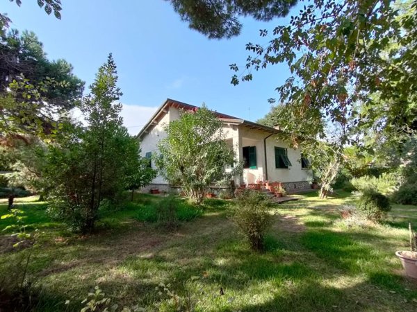 casa indipendente in vendita a Massa in zona Marina di Massa