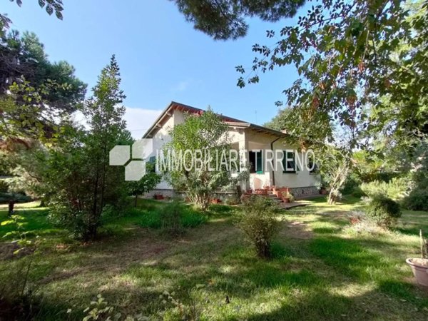 casa indipendente in vendita a Massa in zona Marina di Massa