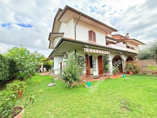 casa indipendente in vendita a Massa in zona Marina di Massa