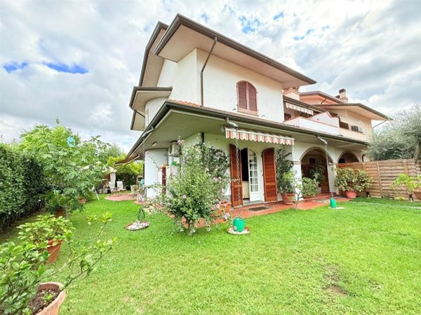 casa indipendente in vendita a Massa in zona Marina di Massa