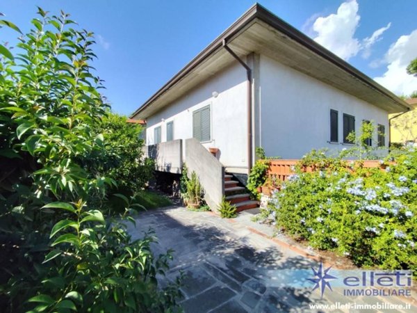 casa indipendente in vendita a Massa in zona Quercioli