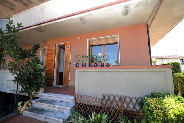 appartamento in vendita a Massa in zona Marina di Massa
