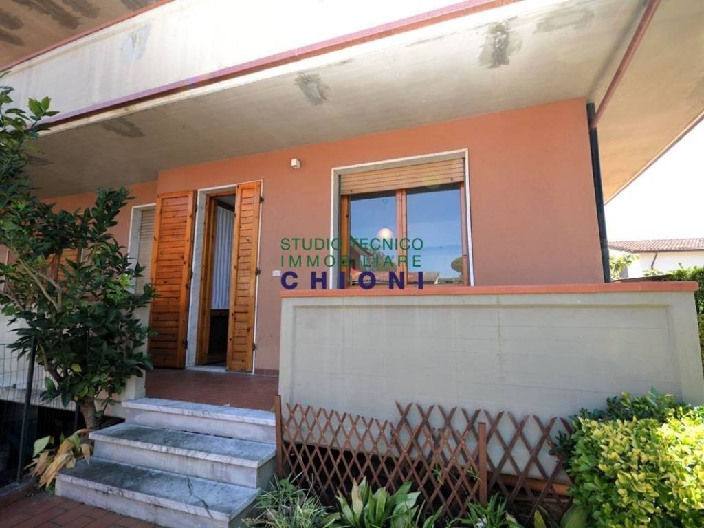 appartamento in vendita a Massa in zona Marina di Massa