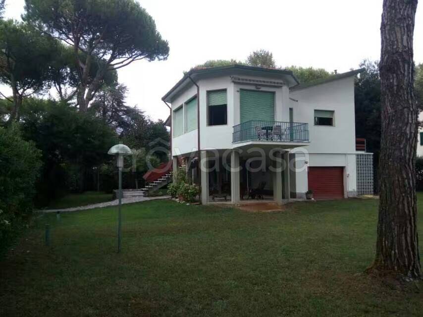 casa indipendente in vendita a Massa in zona Poveromo