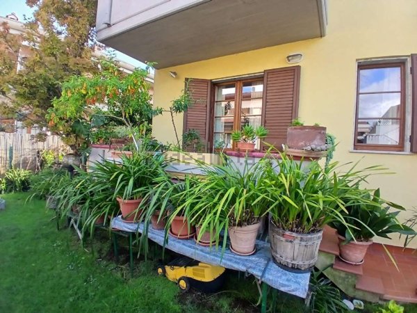 casa indipendente in vendita a Massa in zona Marina di Massa