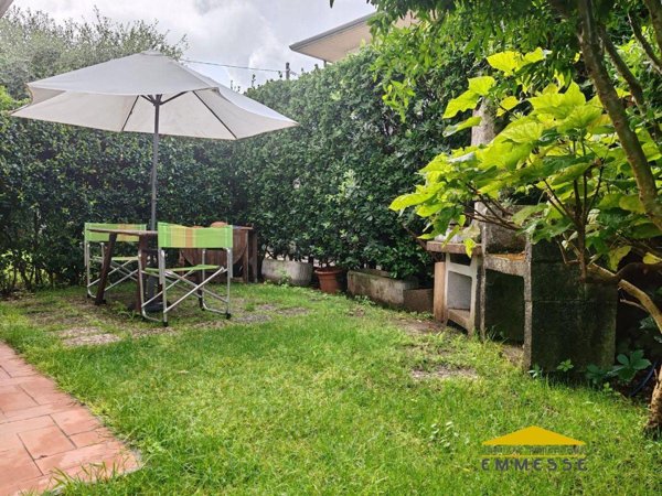 appartamento in vendita a Massa in zona Marina di Massa