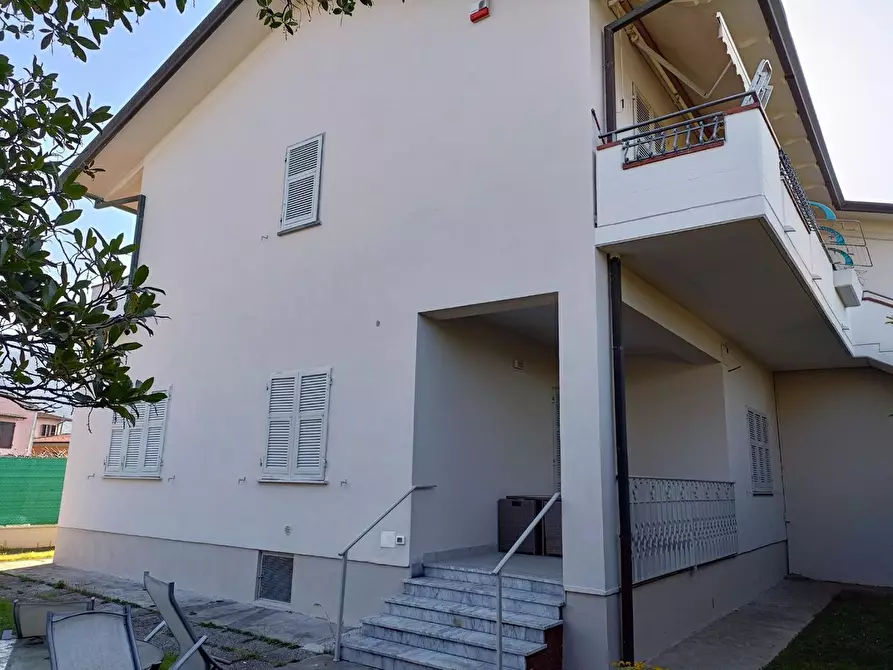appartamento in vendita a Massa in zona Marina dei Ronchi