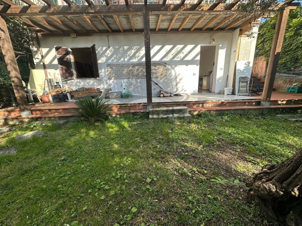 casa semindipendente in vendita a Massa