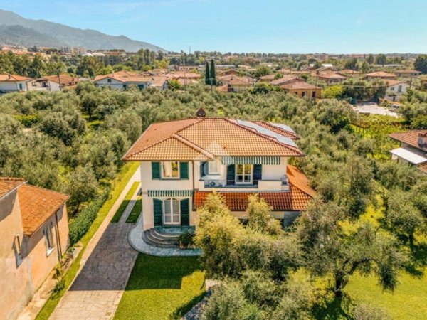 casa indipendente in vendita a Massa in zona Castagnola