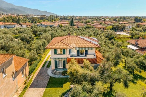 casa indipendente in vendita a Massa