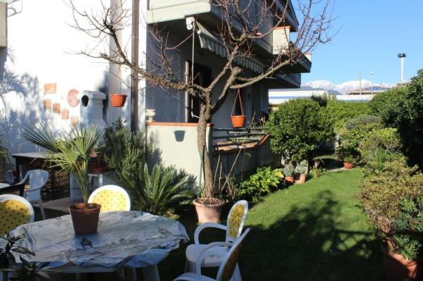 casa indipendente in vendita a Massa in zona Marina di Massa