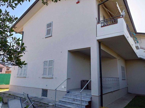 appartamento in vendita a Massa in zona Marina dei Ronchi