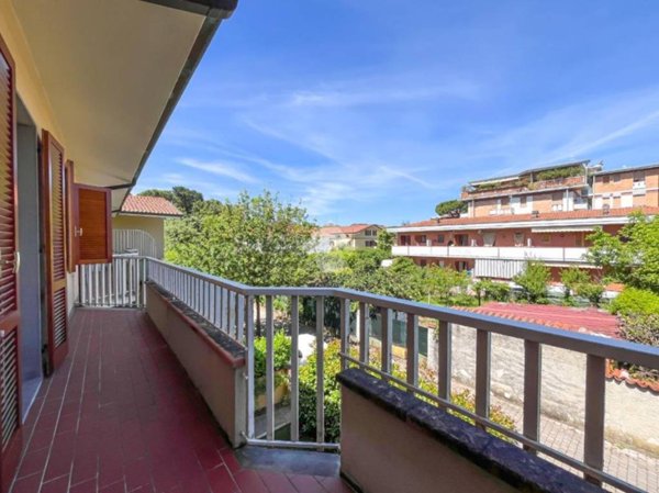 appartamento in vendita a Massa in zona Marina di Massa