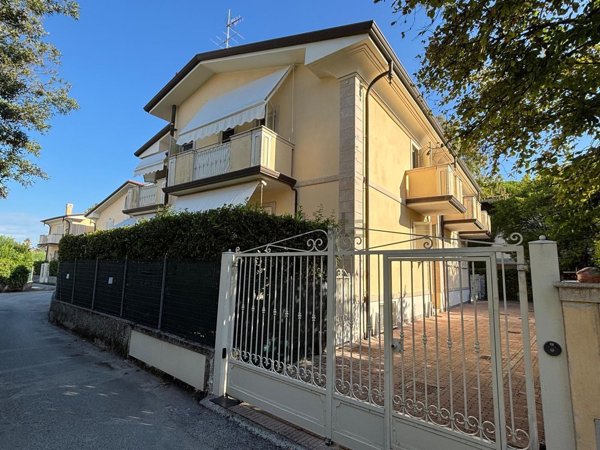 appartamento in vendita a Massa in zona Marina di Massa