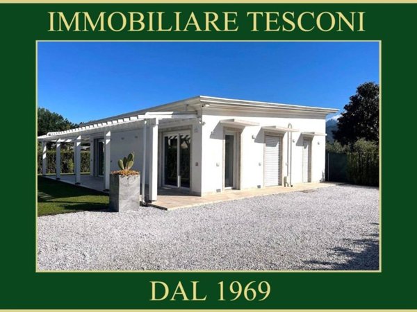 casa indipendente in vendita a Massa in zona Poveromo