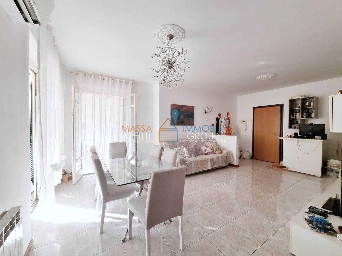 appartamento in vendita a Massa in zona Mirteto