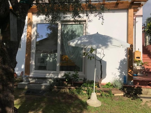 casa indipendente in vendita a Massa in zona Marina di Massa