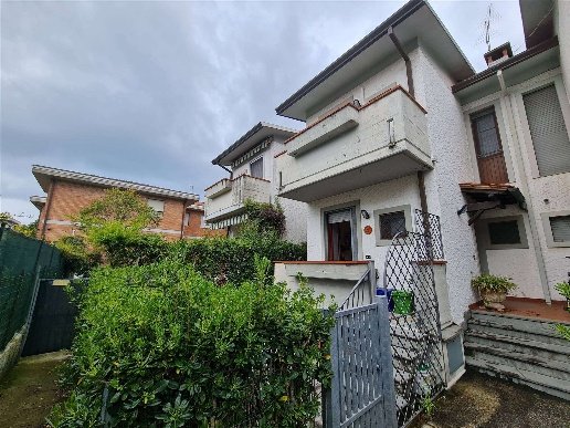 casa indipendente in vendita a Massa in zona Marina di Massa