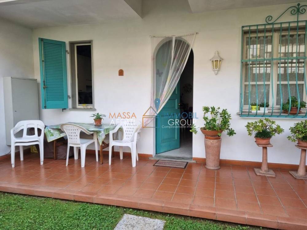 casa indipendente in vendita a Massa in zona Marina di Massa