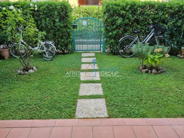 casa indipendente in vendita a Massa in zona Marina di Massa