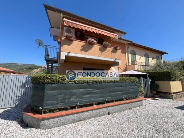 casa indipendente in vendita a Massa