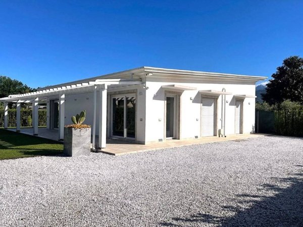 casa indipendente in vendita a Massa in zona Poveromo