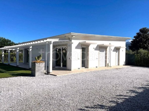 casa indipendente in vendita a Massa in zona Poveromo