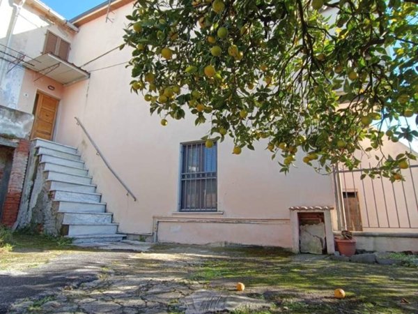 casa indipendente in vendita a Massa