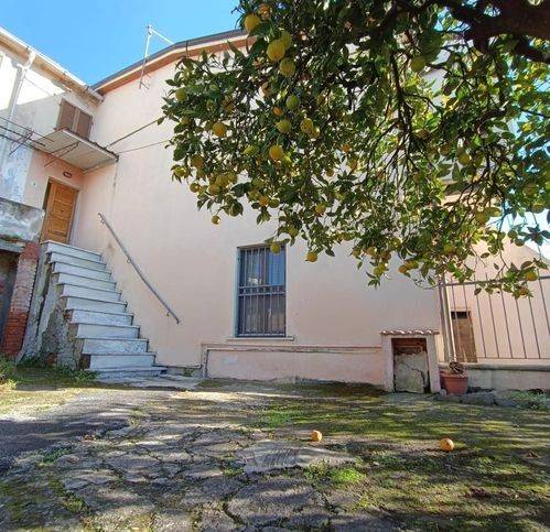 casa indipendente in vendita a Massa in zona Centro Storico