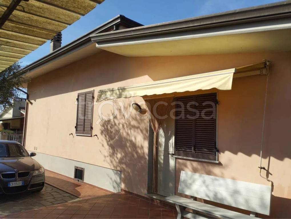 casa indipendente in vendita a Massa in zona Romagnano