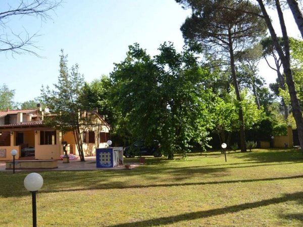 casa indipendente in vendita a Massa in zona Marina dei Ronchi