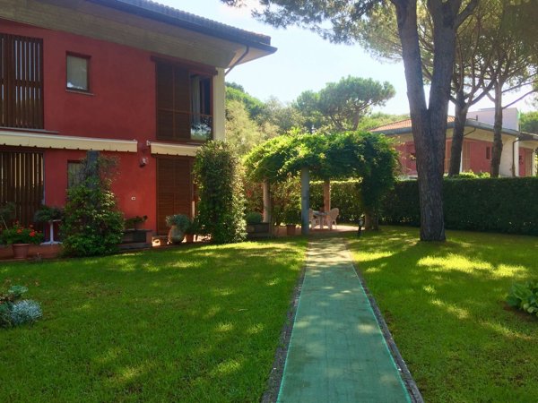 casa indipendente in vendita a Massa in zona Poveromo