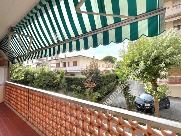 appartamento in vendita a Massa in zona Marina dei Ronchi