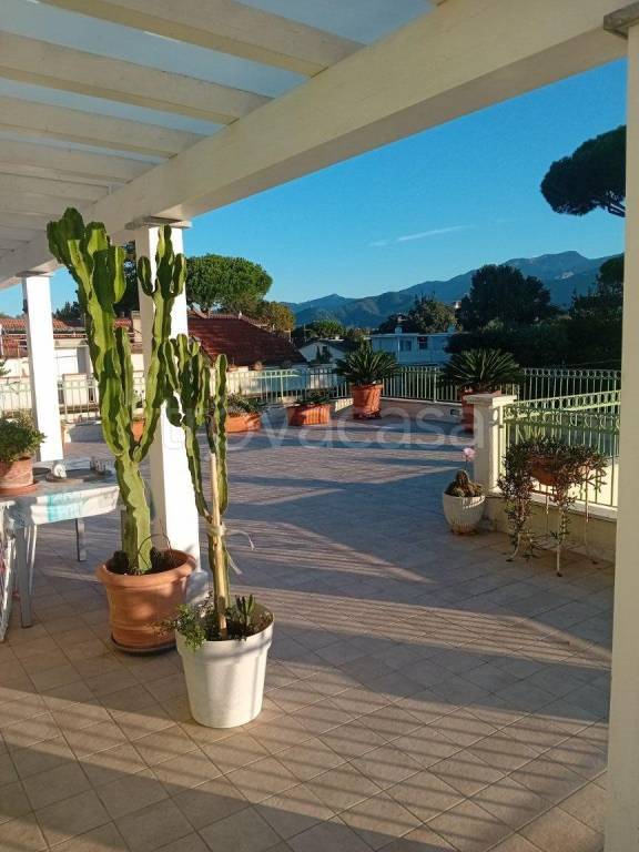 appartamento in vendita a Massa in zona Marina di Massa