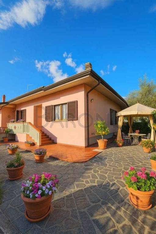 casa indipendente in vendita a Massa in zona Romagnano