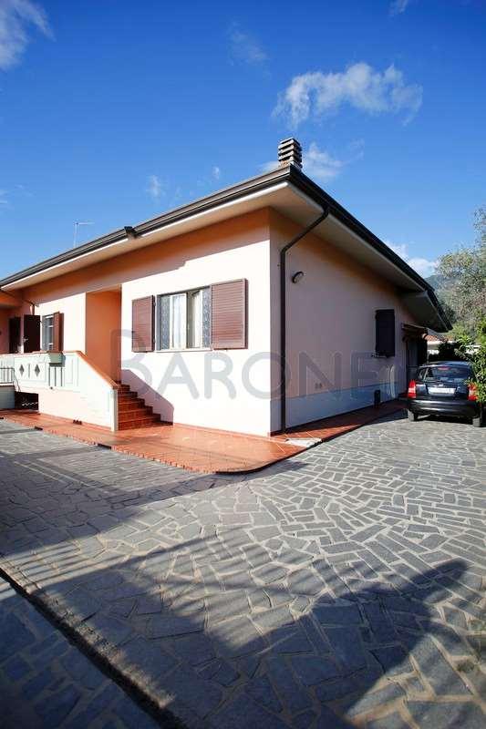 casa indipendente in vendita a Massa in zona Romagnano