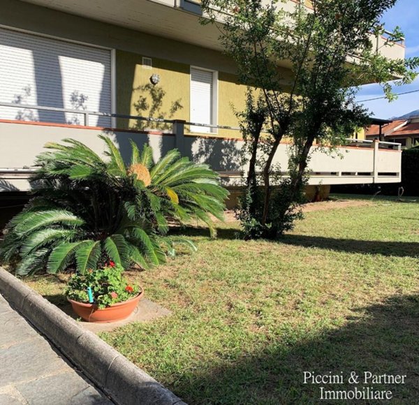 appartamento in vendita a Massa in zona Marina di Massa