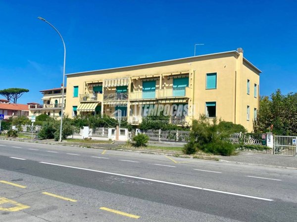 appartamento in vendita a Massa in zona Poveromo