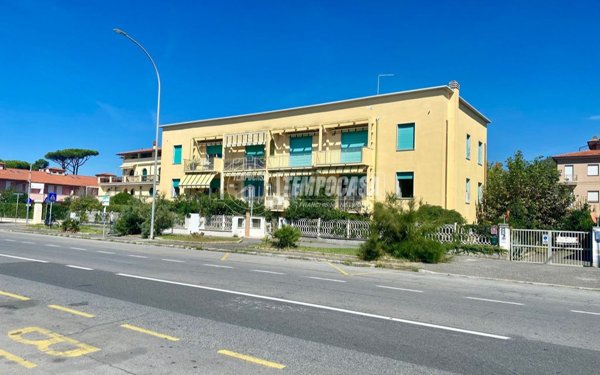 appartamento in vendita a Massa in zona Marina dei Ronchi