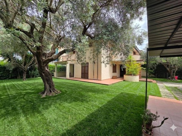 casa indipendente in vendita a Massa in zona Centro Storico