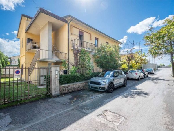 appartamento in vendita a Massa in zona Marina di Massa