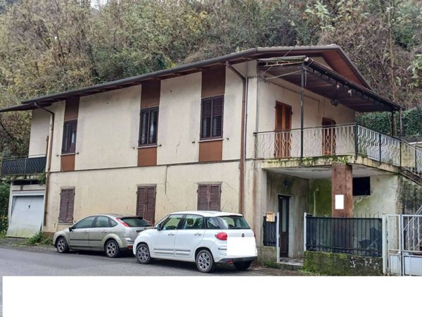 casa indipendente in vendita a Massa