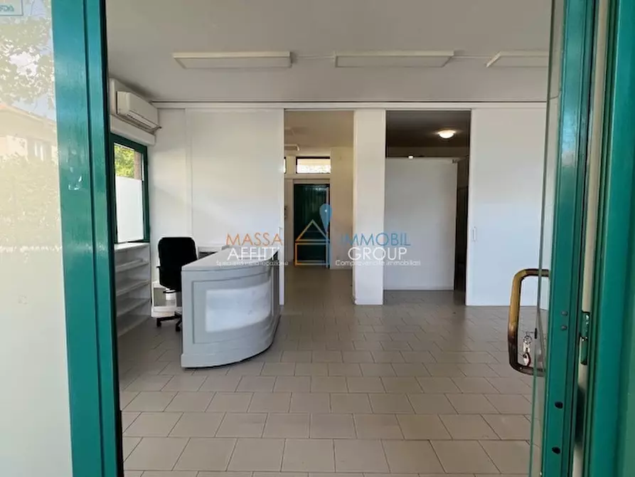 locale commerciale in vendita a Massa in zona Marina di Massa