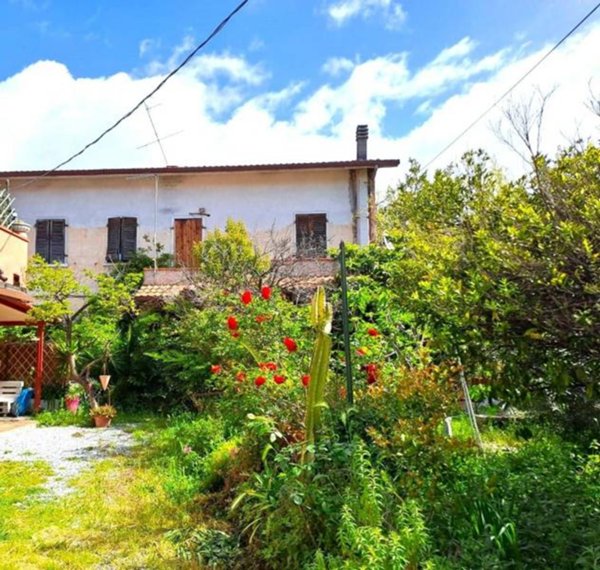 casa indipendente in vendita a Massa