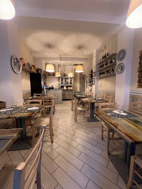 negozio in vendita a Massa in zona Marina di Massa