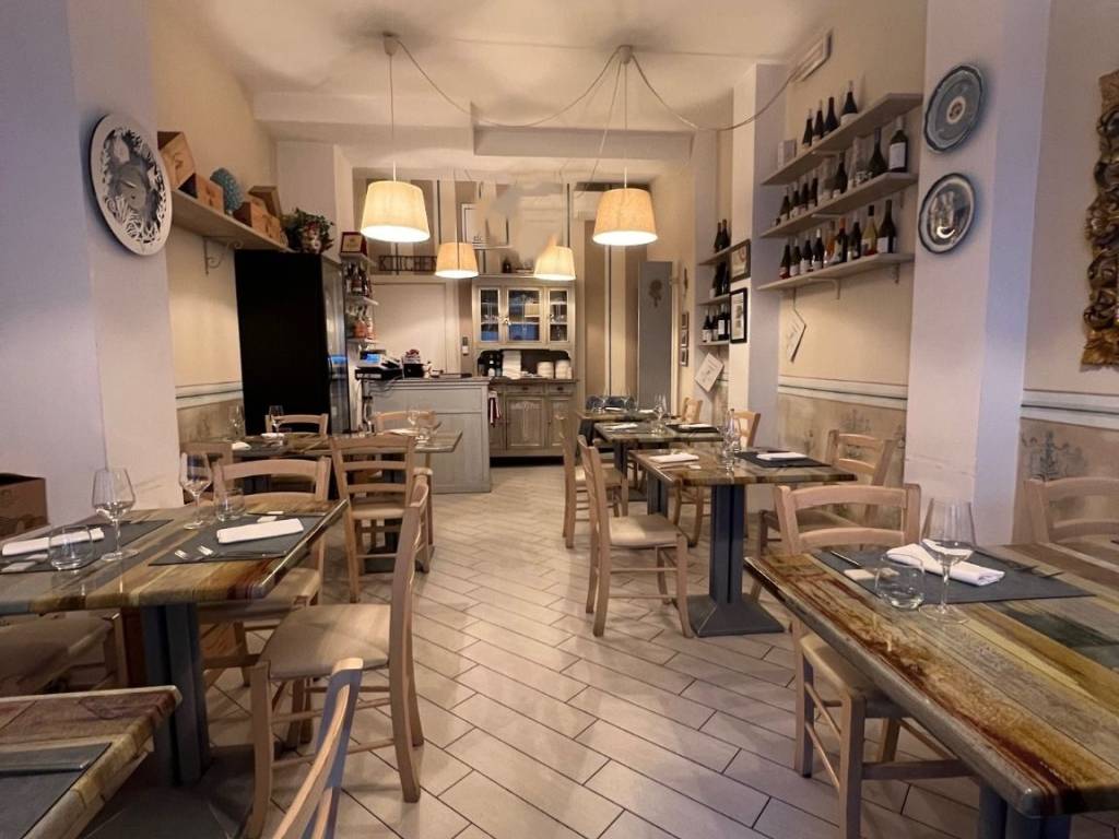 negozio in vendita a Massa in zona Marina di Massa